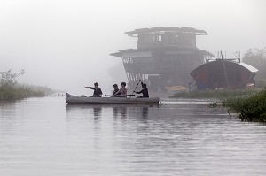 BALADE EN CANOE DANS LA BRUME DU MATIN, ECO LODGE FLOTTANT DE JAL VOYAGES DANS LA RESERVE NATURELLE DU MARAIS DE KAW, ROURA, GUYANE FRANCAISE, DEPARTEMENT-REGION D'OUTRE-MER, AMERIQUE DU SUD, FRANCE 