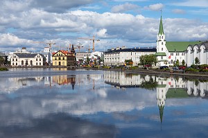 REFLET DE LA VILLE ET DE L'EGLISE FRIKIRKJAN SUR LE LAC TJORNIN, REYKJAVIK, ISLANDE 