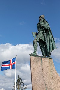 STATUE DE LEIFUR ERIKSSON DEVANT LA CATHEDRALE, DRAPEAU ISLANDAIS, REYKJAVIK, ISLANDE 