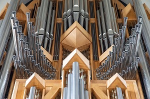 DETAIL DE L'ORGUE A L'INTERIEUR DE LA CATHEDRALE MODERNE DE HALLGRIMSKIRKJA, REYKJAVIK, ISLANDE 