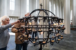 BOUGIE DE PRIERE, INTERIEUR DE LA CATHEDRALE MODERNE DE HALLGRIMSKIRKJA, REYKJAVIK, ISLANDE 