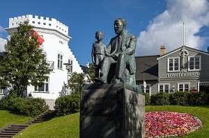 STATUT DE BRONZE DE FRIDRIK FRIDRIKSSON, PRETRE ISLANDAIS DEVANT LA MAISON DU HOMARD, REYKJAVIK, ISLANDE 