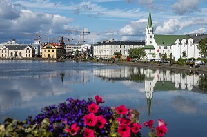 REFLET DE LA VILLE ET DE L'EGLISE FRIKIRKJAN SUR LE LAC TJORNIN, REYKJAVIK, ISLANDE 