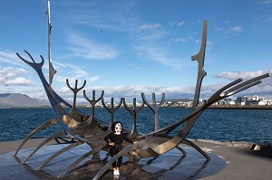 JEUNE FEMME QUI POSE DEVANT LE SOLFAR (BATEAU VIKING), DE REVE QUI S'ENVOLE VERS LE SOLEIL, REYKJAVIK, ISLANDE 