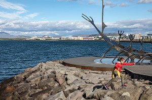 JEUNE FILLE COURANT DEVANT LE SOLFAR, (BATEAU VIKING) DE REVE QUI S'ENVOLE VERS LE SOLEIL, REYKJAVIK, ISLANDE 