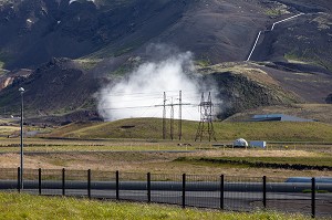 PIPELINES OU CONDUITES DE TRANSPORT DE VAPEUR D'EAU CHAUDE, CENTRALE GEOTHERMIQUE DE HELLISHEIDI LA PLUS GRANDE D'ISLANDE, HENGILL, ISLANDE 