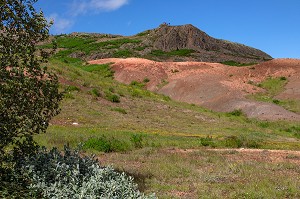 PAYSAGE DE ROCHE ROUGE VOLCANIQUE SUR LE SITE DE GEYSIR, MONTAGNE LAUGAFELL, CERCLE D'OR, GOLDEN CIRCLE, ISLANDE 