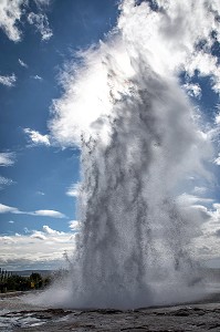 GEYSER EN ACTION, CHAMP GEOTHERMAL HVERASANDAR, CELEBRE SITE DE GEYSIR, CERCLE D'OR, GOLDEN CIRCLE, SUD-OUEST DE L'ISLANDE
