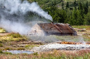 EVACUATION DE VAPEUR D'EAU POUR L'ALIMENTATION EN GEOTHERMIE DU RESTAURANT DU CELEBRE SITE DE GEYSIR, CERCLE D'OR, GOLDEN CIRCLE, SUD-OUEST DE L'ISLANDE 