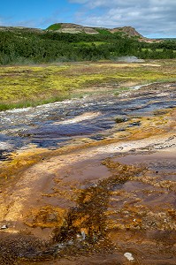 PAYSAGE COLORE, SOURCE D'EAU CHAUDE SUR LE SITE DE GEYSIR, CERCLE D'OR, GOLDEN CIRCLE, SUD-OUEST DE L'ISLANDE 