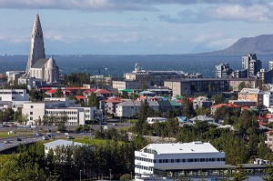 VUE SUR LA VILLE ET LA CATHEDRALE MODERNE DE HALLGRIMSKIRKJA, REYKJAVIK, ISLANDE 