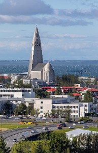 VUE SUR LA VILLE ET LA CATHEDRALE MODERNE DE HALLGRIMSKIRKJA, REYKJAVIK, ISLANDE 