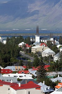 EGLISE HATEIGSKIRKJA ET CENTRE-VILLE, VUE DEPUIS LA TERRASSE DU RESTAURANT LE PERLAN, REYKJAVIK, ISLANDE 