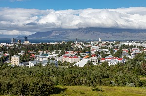 VUE SUR LA VILLE ET LES MONTAGNES DEPUIS LA TERRASSE DU RESTAURANT LE PERLAN, REYKJAVIK, ISLANDE 