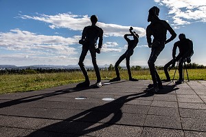 GROUPE DE MUSICIENS EN BRONZE, DANSE DE TORBJORG PALSDOTTIR, PARVIS DU PERLAN, REYKJAVIK, ISLANDE 