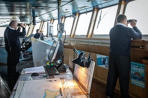 NAVIGATION, AUX JUMELLES SUR LE BATEAU ASTORIA AU LARGE DE L'ISLANDE 