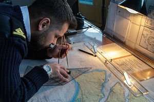 PREPARATION DES CARTES DE NAVIGATION AVEC LE COMPA, OFFICIER DE QUART, BATEAU ASTORIA AU LARGE DE L'ISLANDE 