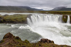 CASCADE DE GODAFOSS (CASCADE DES DIEUX) SOUS UN CIEL MENACANT, REGION DE MYVATN, ISLANDE 