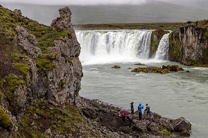 CASCADE DE GODAFOSS (CASCADE DES DIEUX) SOUS UN CIEL MENACANT, REGION DE MYVATN, ISLANDE 