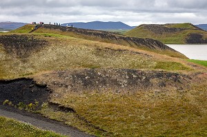 PAYSAGE VOLCANIQUE DE CRATERE SKUTUSTAOIR DEVANT LE LAC DE MYVATN, ISLANDE 