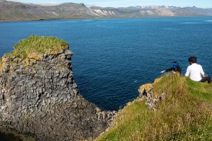 COUPLE SUR LES FALAISES DE ROCHES VOLCANIQUES NOIRES, PRESQU'ILE VOLCANIQUE DE GRUNDARFJORDUR, PENINSULE DE PRESQU'ILE VOLCANIQUE DE GRUNDARFJORDUR, PENINSULE DE SNAEFFELSNES, ARNARSTAPI, ISLANDE 