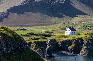 PETITE MAISON BLANCHE DEVANT LES FALAISES DE ROCHES VOLCANIQUES NOIRES, PRESQU'ILE VOLCANIQUE DE GRUNDARFJORDUR, PENINSULE DE SNAEFFELSNES, ARNARSTAPI, ISLANDE 