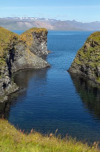 FALAISES DE ROCHES VOLCANIQUES NOIRES, PRESQU'ILE VOLCANIQUE DE GRUNDARFJORDUR, PENINSULE DE SNAEFFELSNES, ARNARSTAPI, ISLANDE 