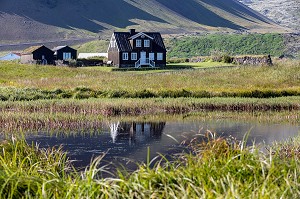 PETITES MAISONS ISLANDAISES, PRESQU'ILE VOLCANIQUE DE GRUNDARFJORDUR, PENINSULE DE PRESQU'ILE VOLCANIQUE DE GRUNDARFJORDUR, PENINSULE DE SNAEFFELSNES, ARNARSTAPI, ISLANDE 