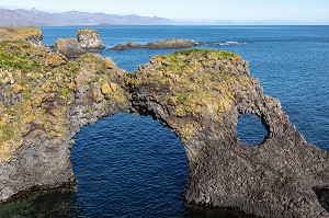 FALAISES DE ROCHES VOLCANIQUES NOIRES, PRESQU'ILE VOLCANIQUE DE GRUNDARFJORDUR, PENINSULE DE PRESQU'ILE VOLCANIQUE DE GRUNDARFJORDUR, PENINSULE DE SNAEFFELSNES, ARNARSTAPI, ISLANDE 