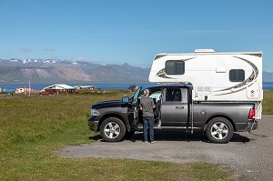 PICK-UP CARAVANE SUR LA PRESQU'ILE VOLCANIQUE DE GRUNDARFJORDUR, PENINSULE DE PRESQU'ILE VOLCANIQUE DE GRUNDARFJORDUR, PENINSULE DE SNAEFFELSNES, ARNARSTAPI, ISLANDE