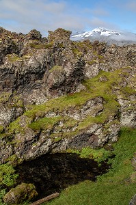 PAYSAGE DE DJUPALONSSANDUR AVEC LE VOLCAN SNAEFELLSJOKULL RENDU CELEBRE PAR JULES VERNE, PRESQU'ILE VOLCANIQUE DE GRUNDARFJORDUR, PENINSULE DE SNAEFFELSNES, ARNARSTAPI, ISLANDE