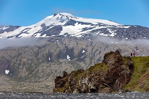 PLAGE DE SABLE NOIR DJUPALONSSANDUR, VOLCAN SNAEFELLSJOKULL RENDU CELEBRE PAR JULES VERNE, PRESQU'ILE VOLCANIQUE DE GRUNDARFJORDUR, PENINSULE DE SNAEFFELSNES, ARNARSTAPI, ISLANDE