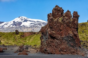 PLAGE DE SABLE NOIR DJUPALONSSANDUR ET ROCHE VOLCANIQUE, VOLCAN SNAEFELLSJOKULL RENDU CELEBRE PAR JULES VERNE, PRESQU'ILE VOLCANIQUE DE GRUNDARFJORDUR, PENINSULE DE SNAEFFELSNES, ARNARSTAPI, ISLANDE