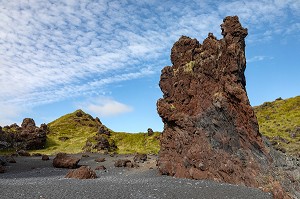 PLAGE DE SABLE NOIR ET ROCHE VOLCANIQUE, DJUPALONSSANDUR, PRESQU'ILE VOLCANIQUE DE GRUNDARFJORDUR, PENINSULE DE SNAEFFELSNES, ARNARSTAPI, ISLANDE