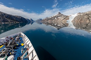 NAVIGATION A BORD DE L'ASTORIA DANS LE FJORD DU DETROIT DE PRINCE CHRISTIAN SUND, GROENLAND 