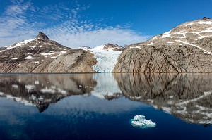 GLACIER ET PAYSAGE DES BERGES DU FJORD DU DETROIT DE PRINCE CHRISTIAN SUND, GROENLAND 