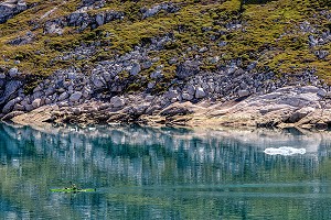 CANOE DANS LES EAUX LIMPIDES DU FJORD DU DETROIT DE PRINCE CHRISTIAN SUND, GROENLAND 