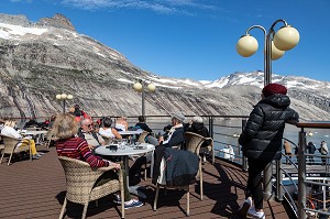 CROISIERISTES SUR LE PONT DU BATEAU ASTORIA, FJORD DU DETROIT DE PRINCE CHRISTIAN SUND, GROENLAND 