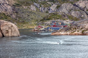 EMBARCATION DEVANT LE VILLAGE DE AAPPILATTOP, SUR LE FJORD DU DETROIT DE PRINCE CHRISTIAN SUND, GROENLAND, DANEMARK 