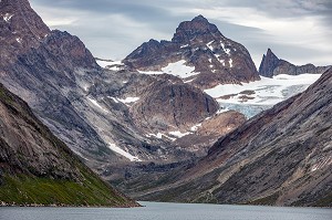 GLACIER ET MONTAGNE, FJORD DU DETROIT DE PRINCE CHRISTIAN SUND, GROENLAND, DANEMARK 