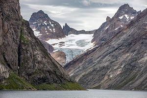 GLACIER ET MONTAGNE, FJORD DU DETROIT DE PRINCE CHRISTIAN SUND, GROENLAND 