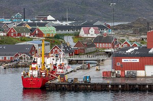 BATEAU LE AQOALUK ITTUK A QUAI SUR LE ROYAL ARTIC, PORT DE LA VILLE DE QAQORTOQ, GROENLAND, DANEMARK 