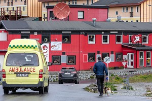 AMBULANCE DEVANT LE CAFE CONCERT BAR LE ROCKHOUSE, VILLE DE QAQORTOQ, GROENLAND, DANEMARK 