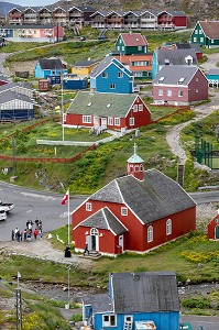 EGLISE DOWNLOAD ET MAISONS TRADITIONNELLES COLOREES, VILLE DE QAQORTOQ, GROENLAND, DANEMARK 