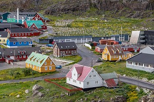 MAISONS COLOREES TRADITIONNELLES EN BOIS ET EN ARRIERE PLAN LE CIMETIERE GREENLANDIC GRAVEYARD, VILLE DE QAQORTOQ, GROENLAND, DANEMARK 