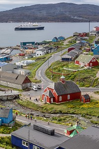 EGLISE DOWNLOAD ET MAISONS TRADITIONNELLES COLOREES, ARRIERE PLAN LE BATEAU DE CROISIERE L'ASTORIA, VILLE DE QAQORTOQ, GROENLAND, DANEMARK 