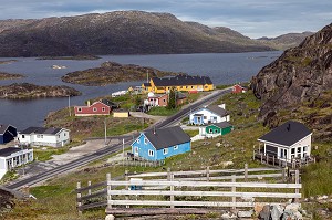 MAISONS TRADITIONNELLES COLOREES EN BOIS DEVANT LE FJORD, VILLE DE QAQORTOQ, GROENLAND, DANEMARK 