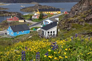 MAISONS TRADITIONNELLES COLOREES EN BOIS DEVANT LE FJORD, VILLE DE QAQORTOQ, GROENLAND, DANEMARK 