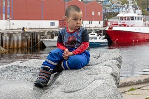 PETIT GARCON GROENLANDAIS HABILLE EN TENU DE SPIDERMAN SUR LE PORT, VILLE DE QAQORTOQ, GROENLAND, DANEMARK 