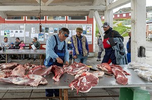 BOUCHER DECOUPANT DES CARCASSES DE BOEUF MUSQUE ET DE RENE, MARCHE AU VIANDE, VILLE DE QAQORTOQ, GROENLAND, DANEMARK 